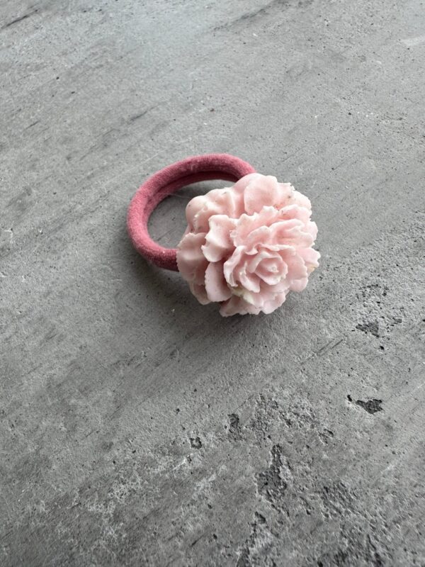 Plaukų gumytė iš epoksidinės dervos gėlytė