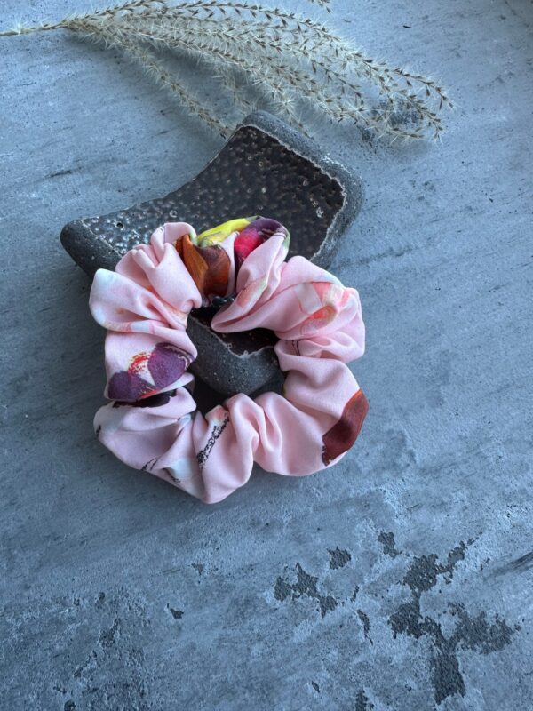 Plaukų gumytė iš gėlėto viskozės audinio rožė