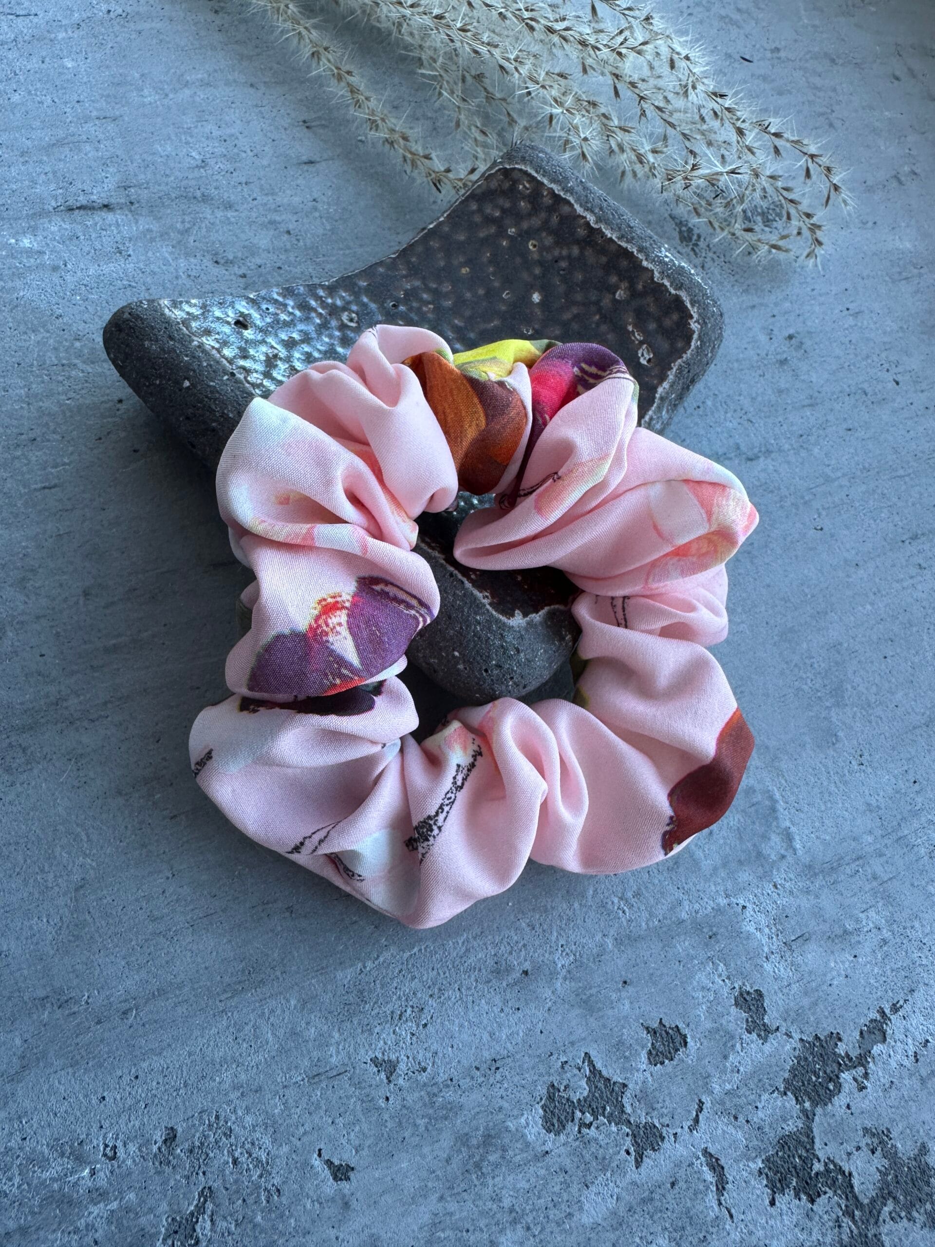 Plaukų gumytė iš gėlėto viskozės audinio rožė