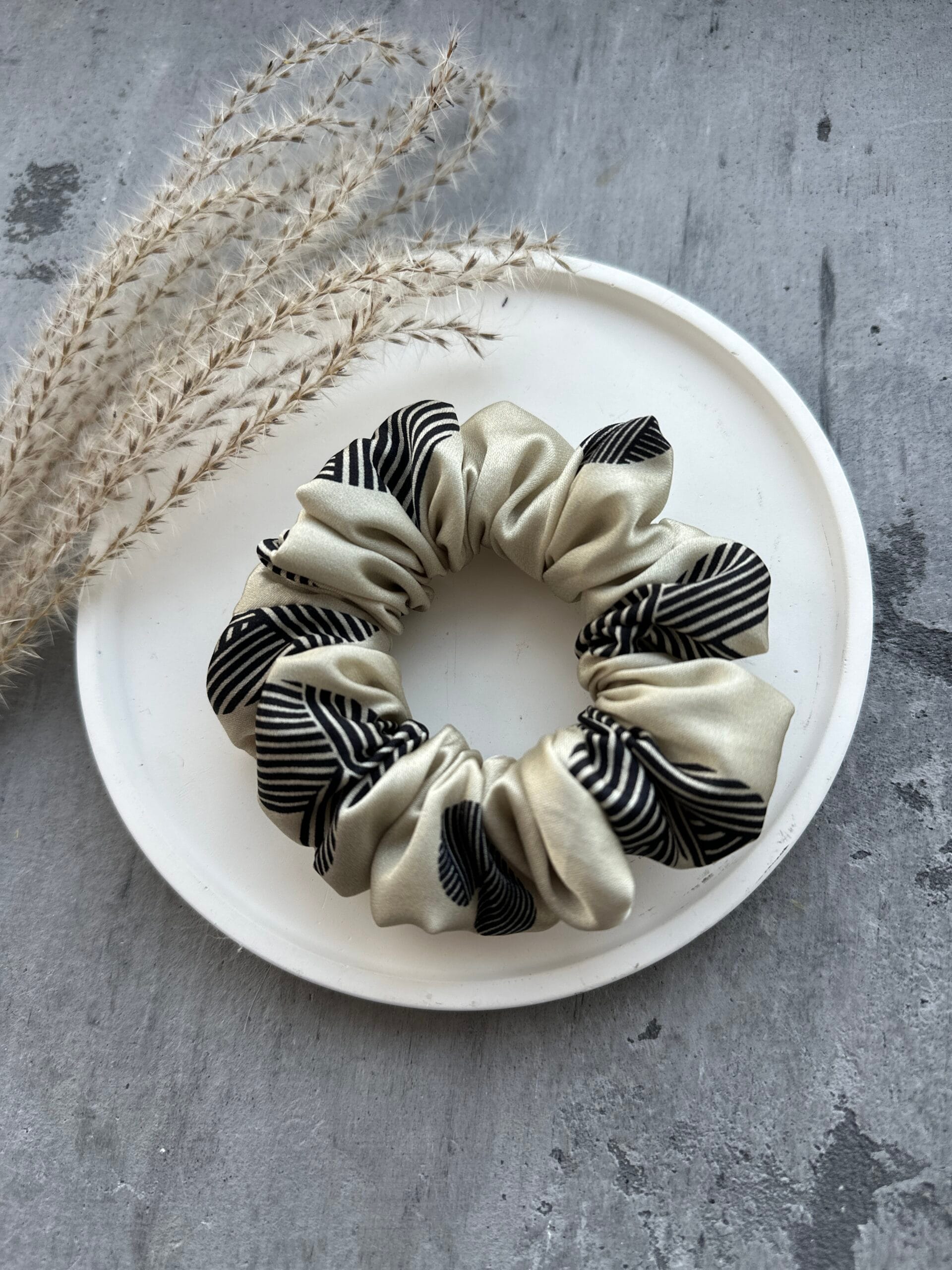 Šilkinė plaukų gumytė su širdele