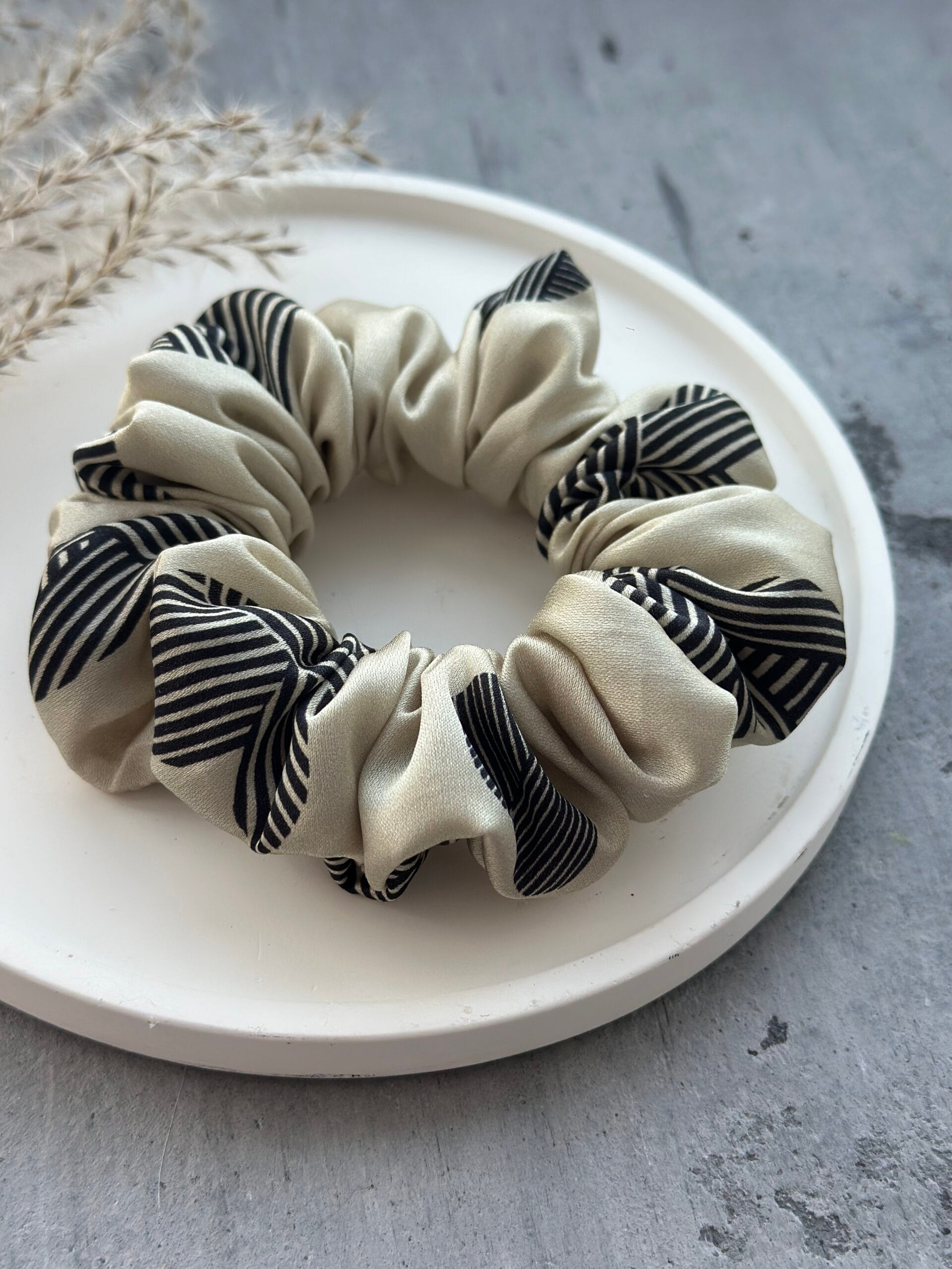 Šilkinė plaukų gumytė su širdele - Image 3