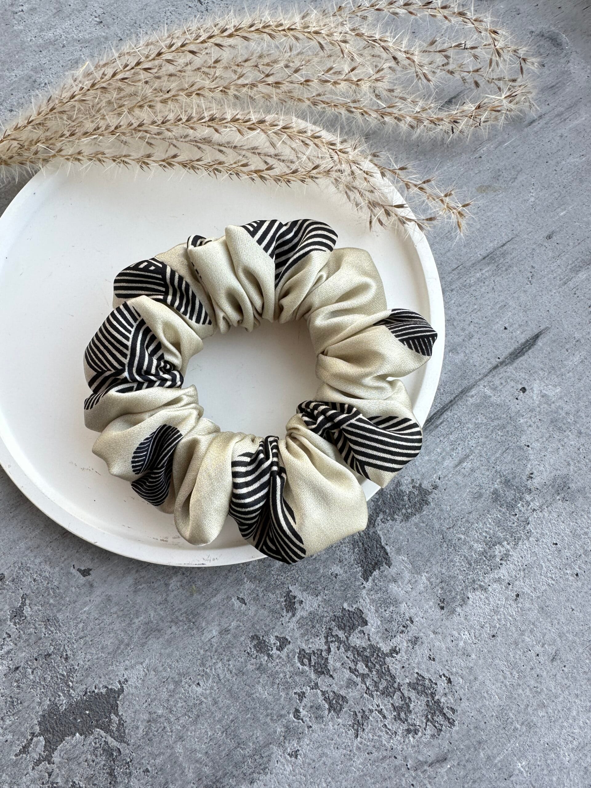 Šilkinė plaukų gumytė su širdele