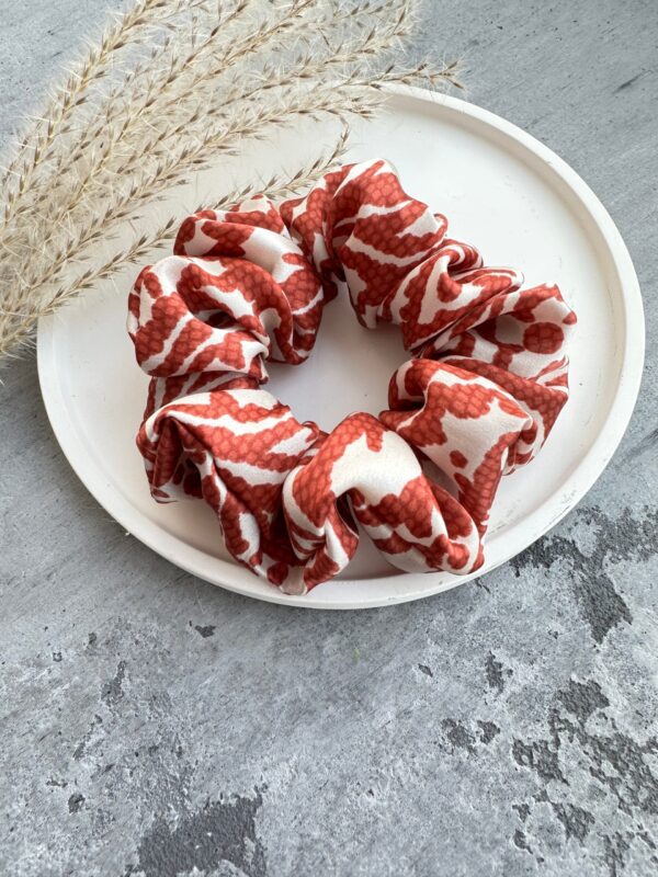 Šilkinė plaukų gumytė koralas