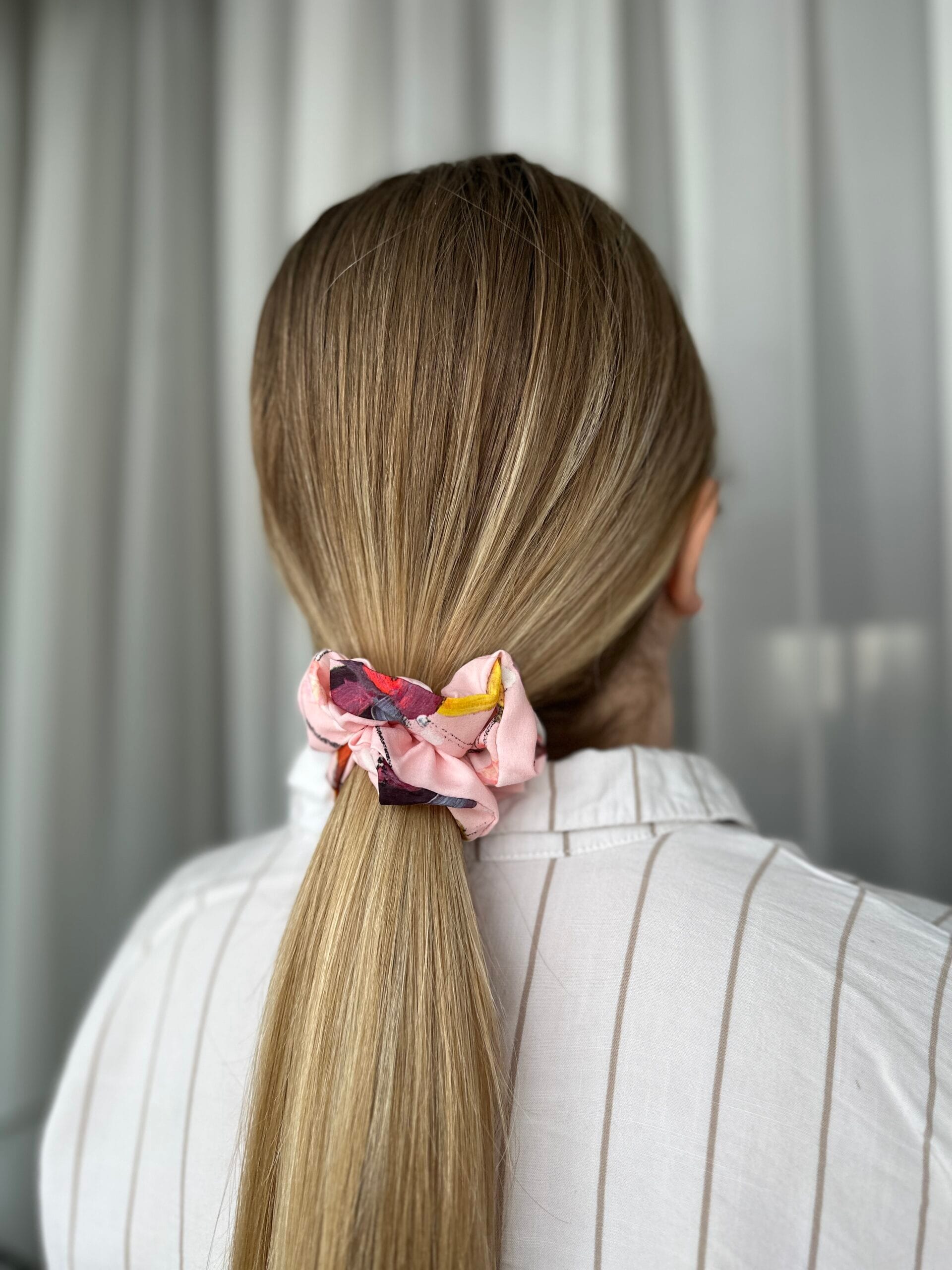 Plaukų gumytė iš gėlėto viskozės audinio rožė - Image 3