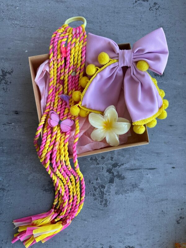 Spalvota plaukų gumytė ir plaukų spaustukas gėlytė ir kaspinas