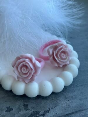 plaukų gumytė su gėlyte rankų darbo iš epoksidinės dervos