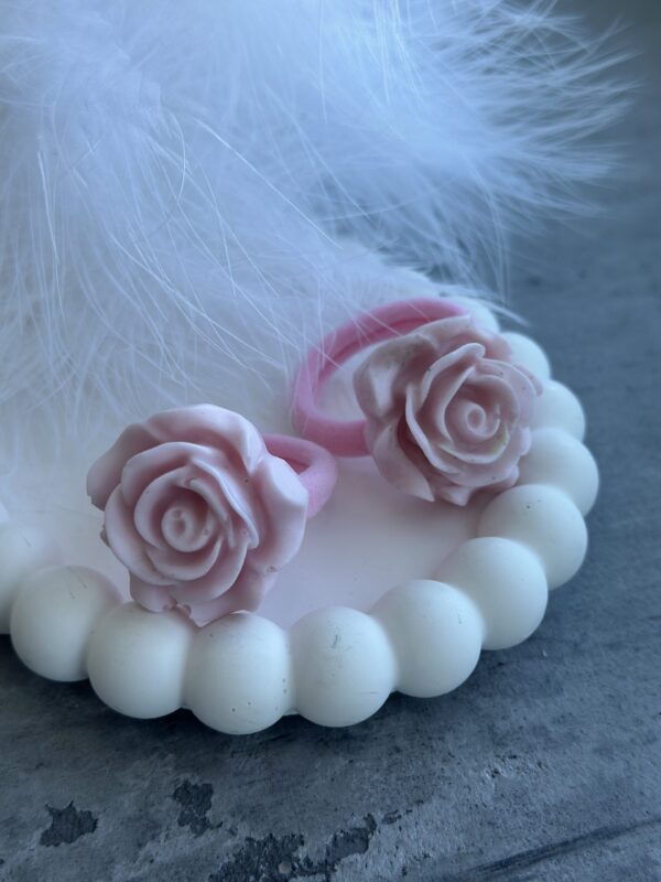 plaukų gumytė su gėlyte rankų darbo iš epoksidinės dervos