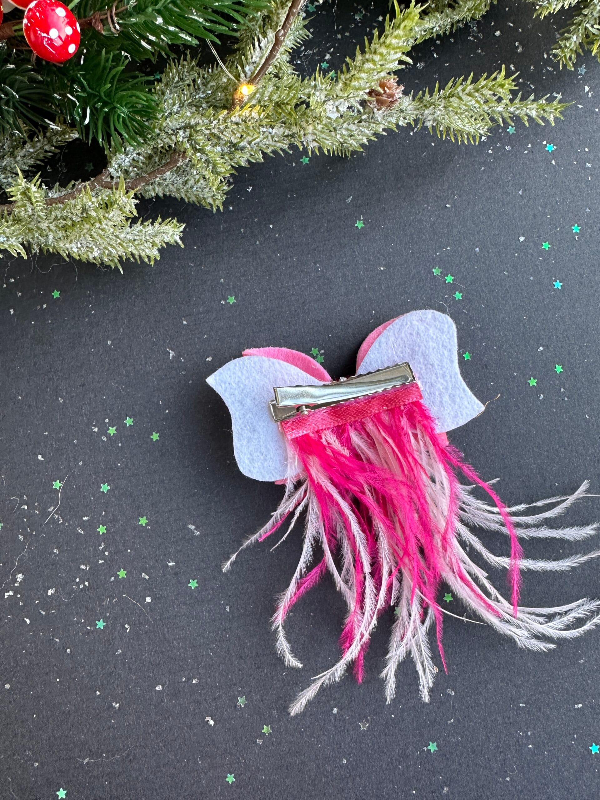 Plaukų segtukas su plunksnomis besmegenis