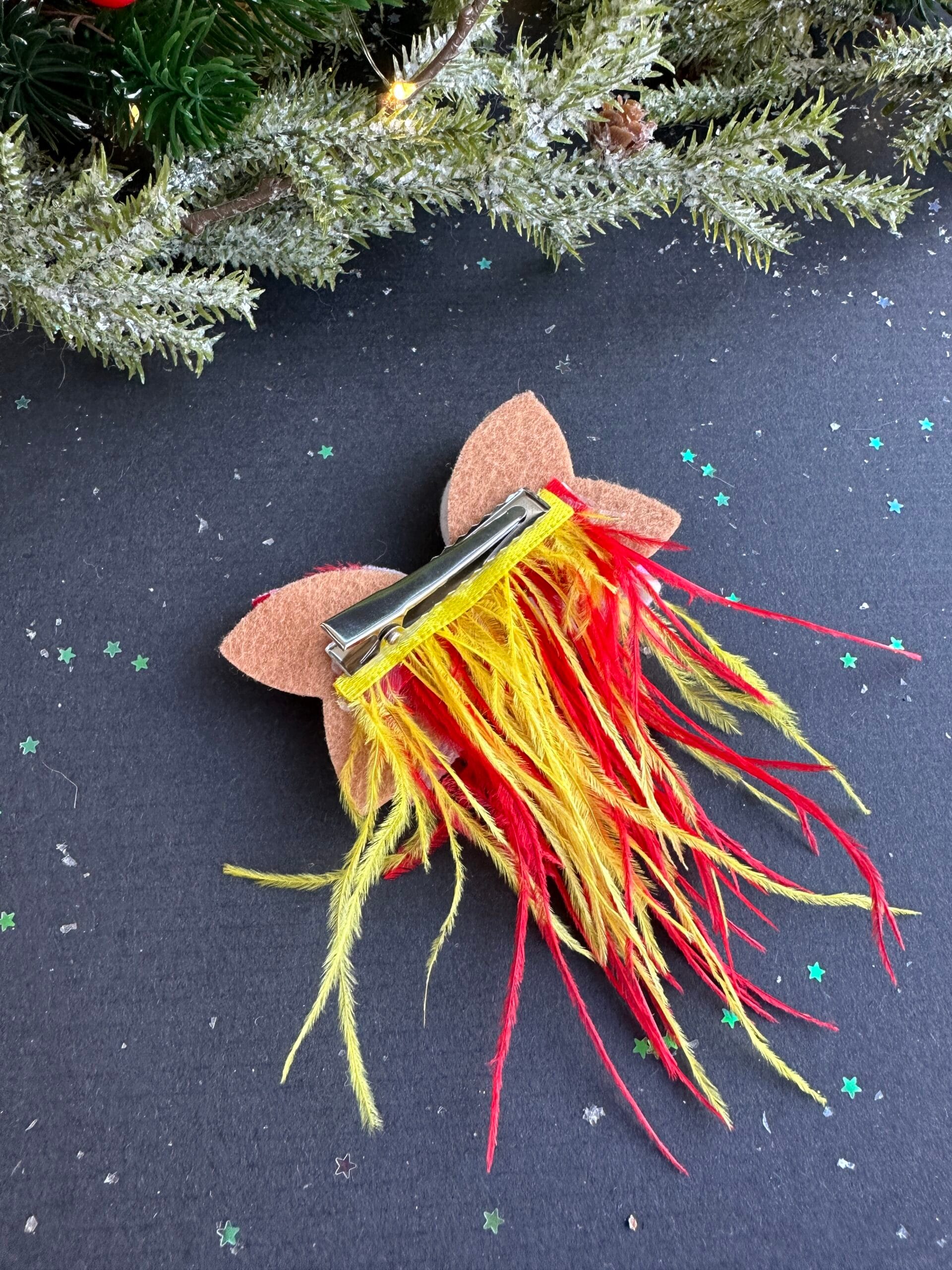 Plaukų segtukas su plunksnomis nykštukas