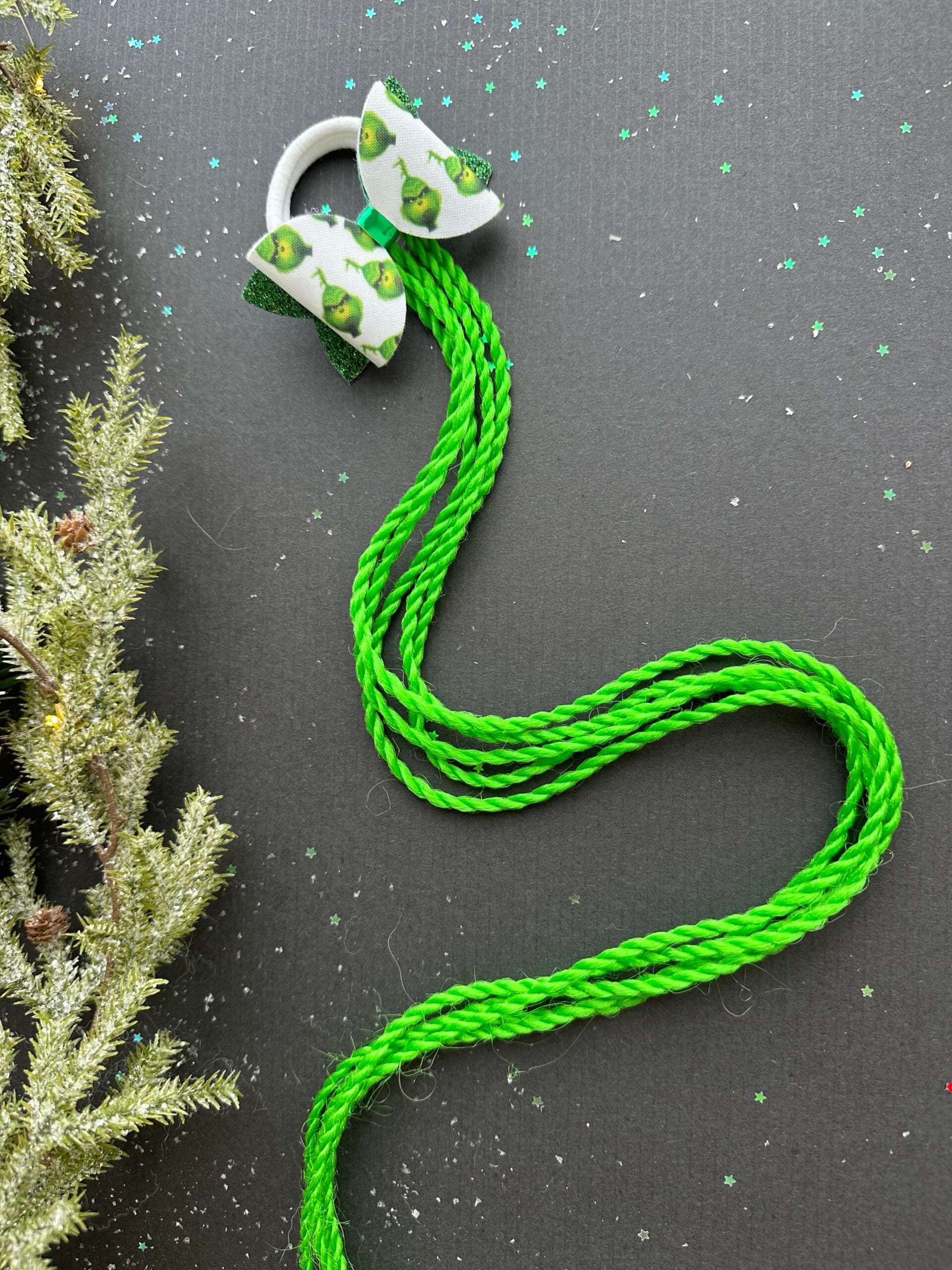 Plaukų gumytė su Grinčo motyvais