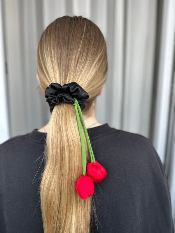 Natūralaus šilko plaukų gumytė su tulpėmis