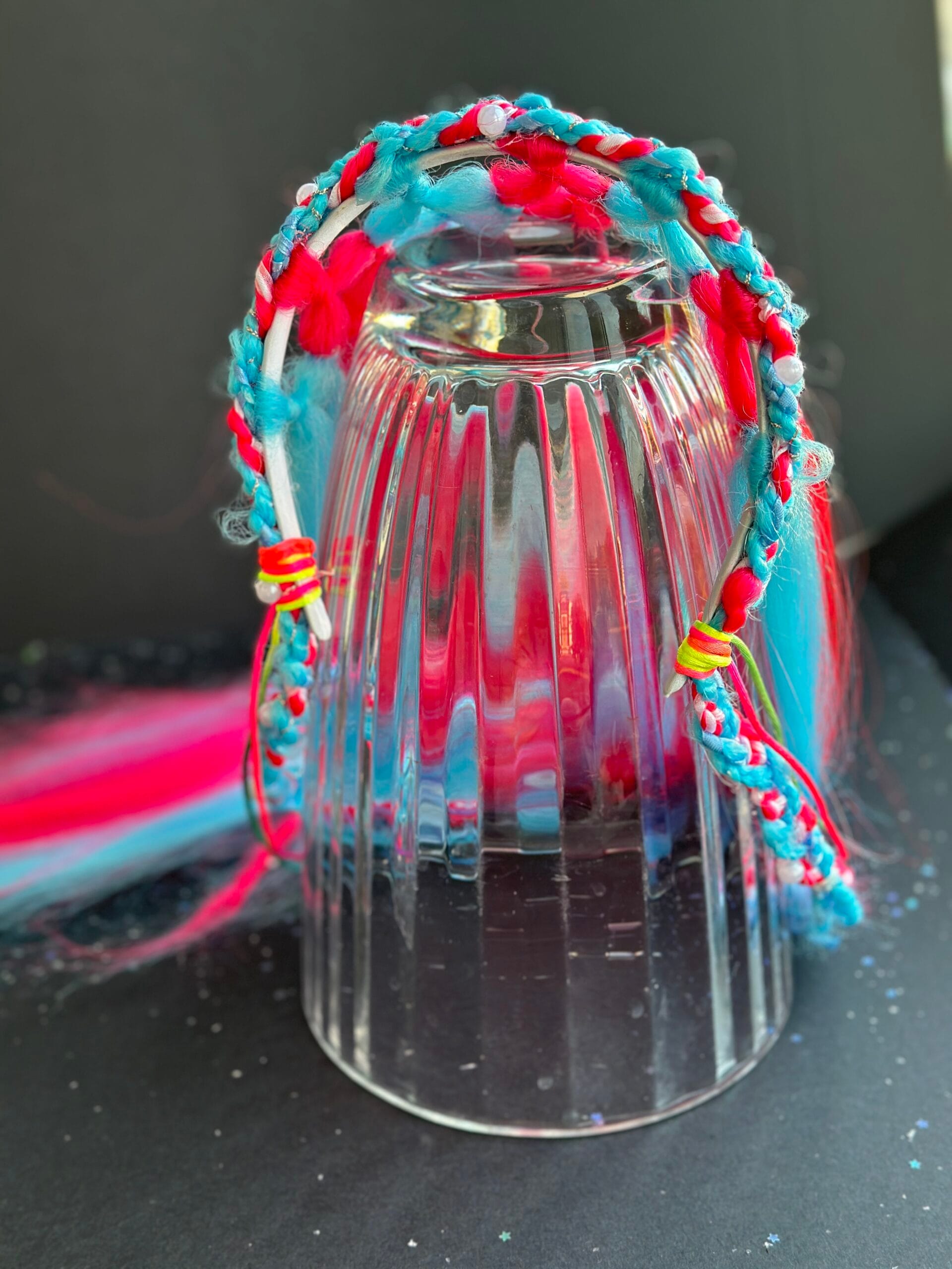 Plaukų lankelis su plaukais