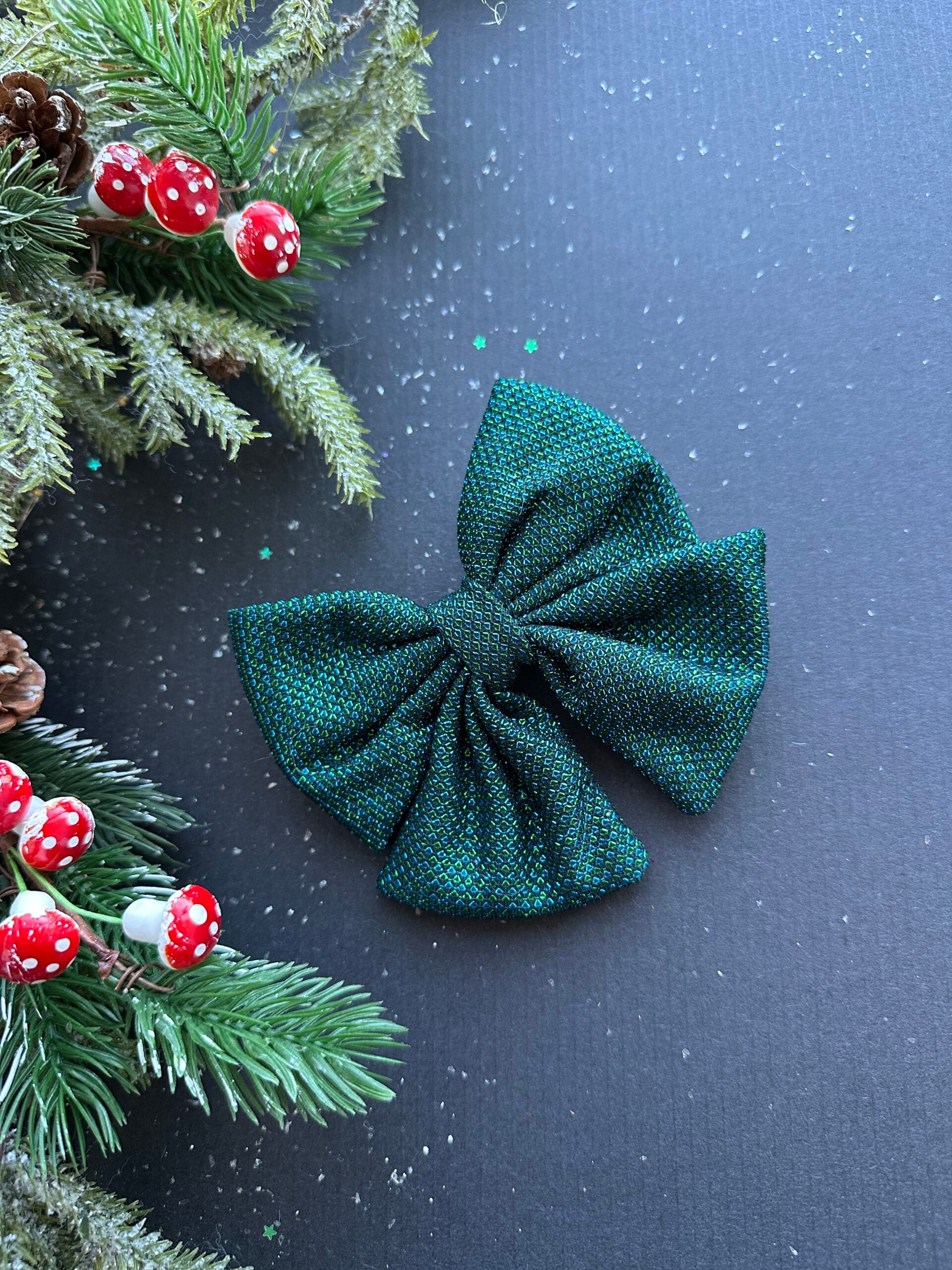 PLAUKŲ KASPINAS SMARAGDAS