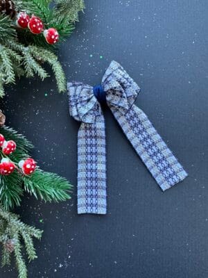 plaukų kaspinas su ilgais galais