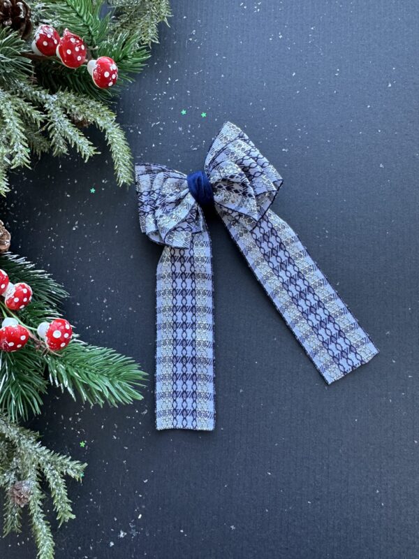 plaukų kaspinas su ilgais galais