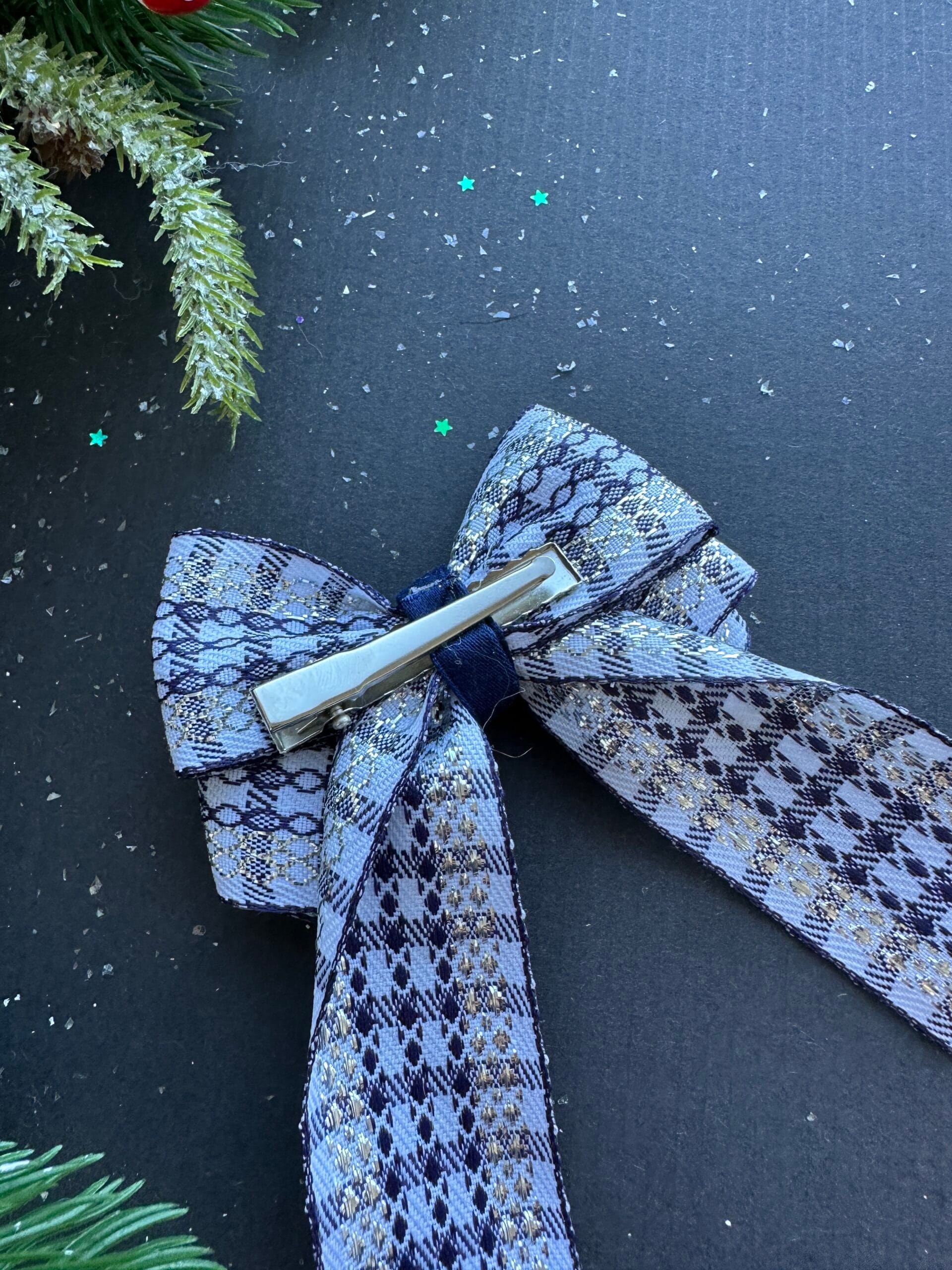 plaukų kaspinas su ilgais galais