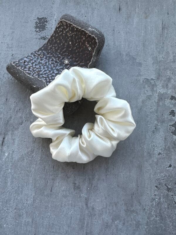 plaukų gumytė natūralaus šilko vanilė