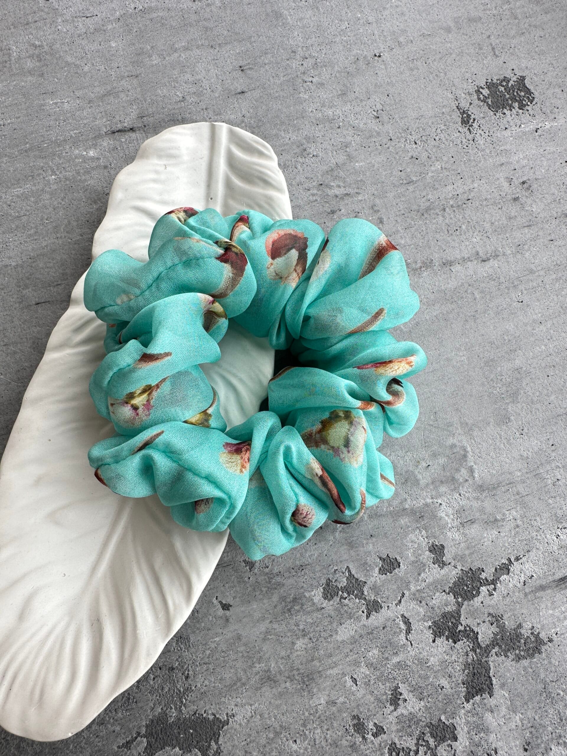 Plaukų gumytė „Ledai“ iš krepinio šilko – stilingas plaukų aksesuaras - Image 2