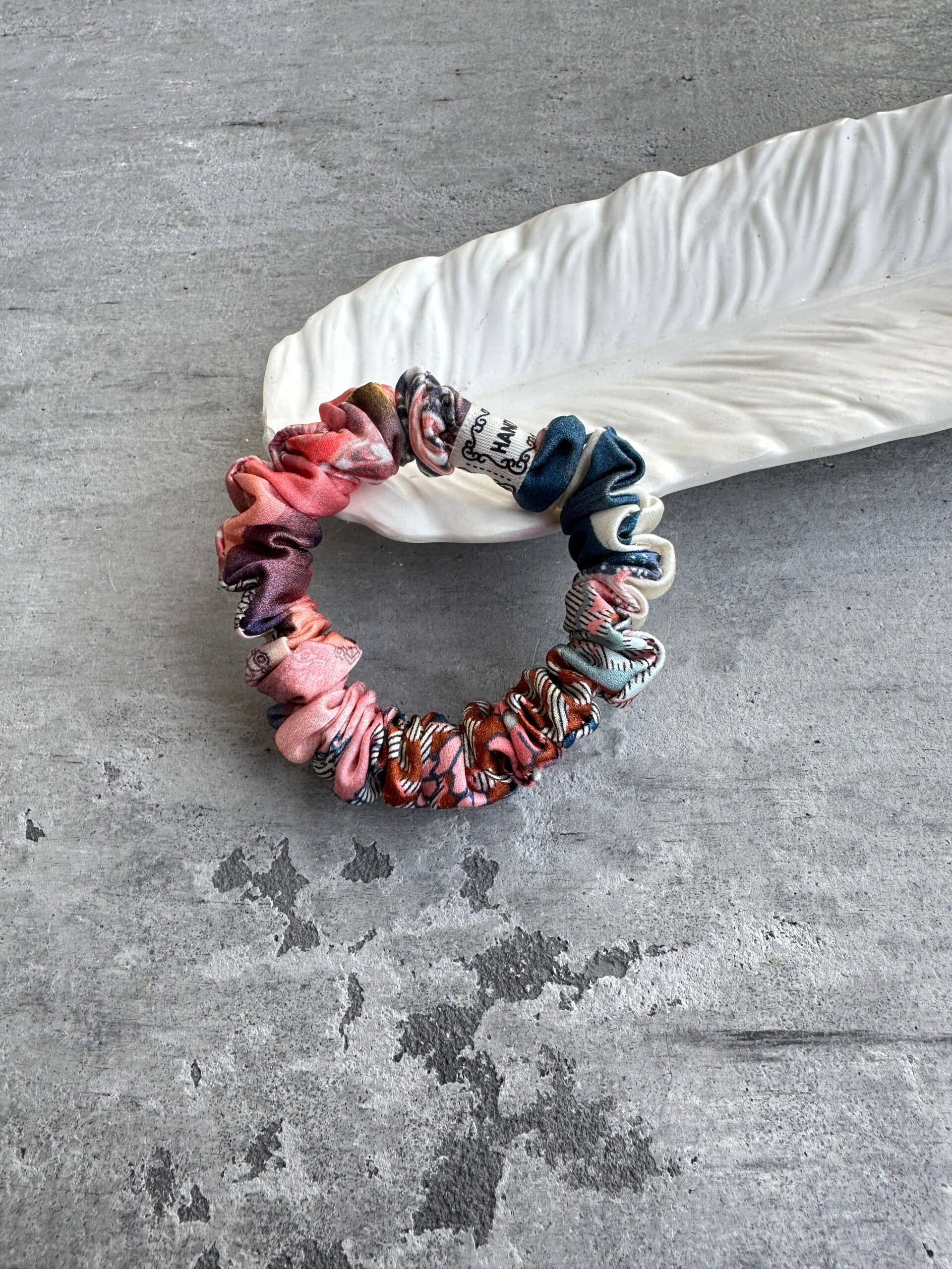 Plaukų gumytė iš atlasinio šilko siaura