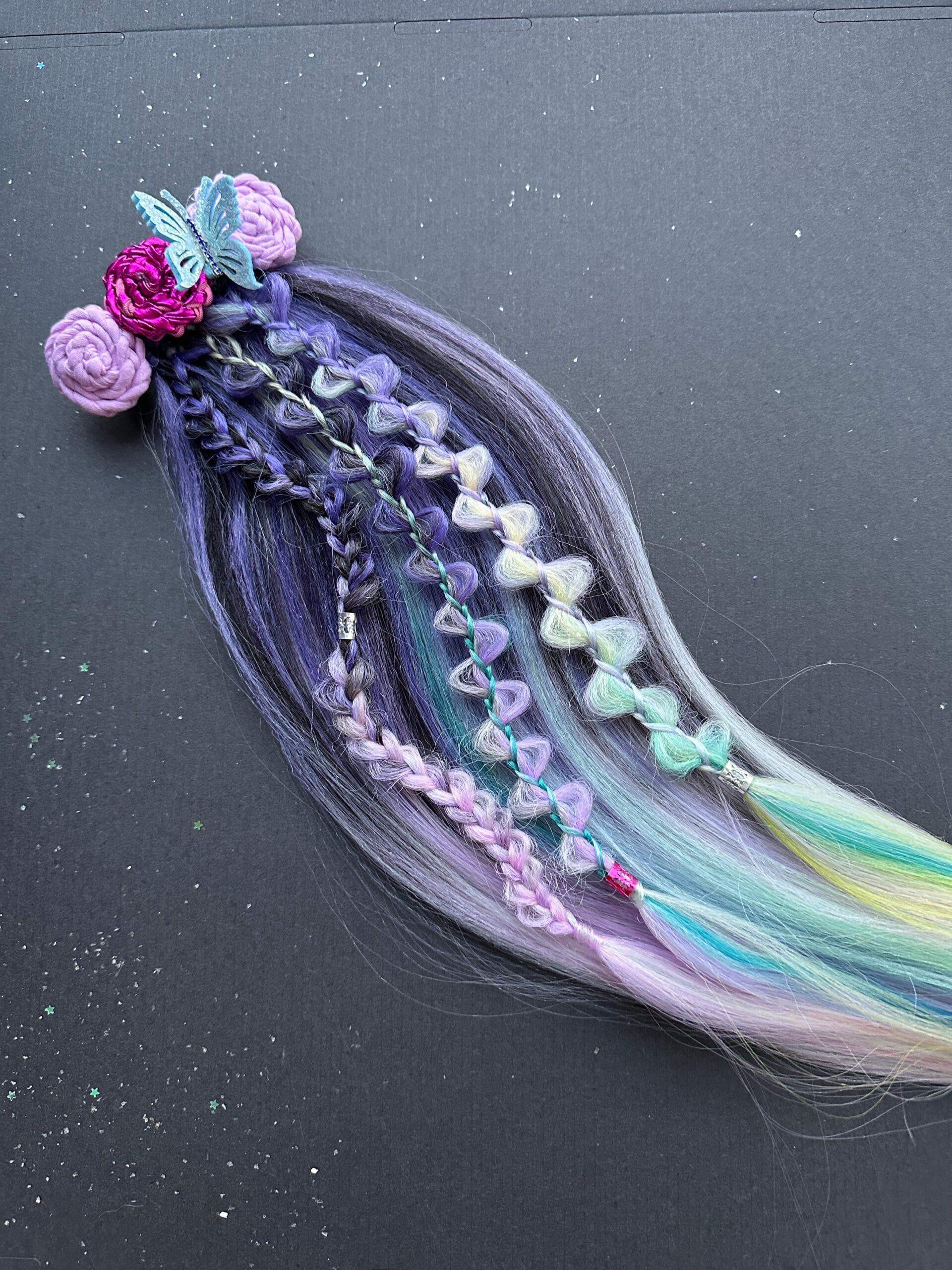 Plaukų segtukas su plaukais – stilingas spalvingas plaukų aksesuaras