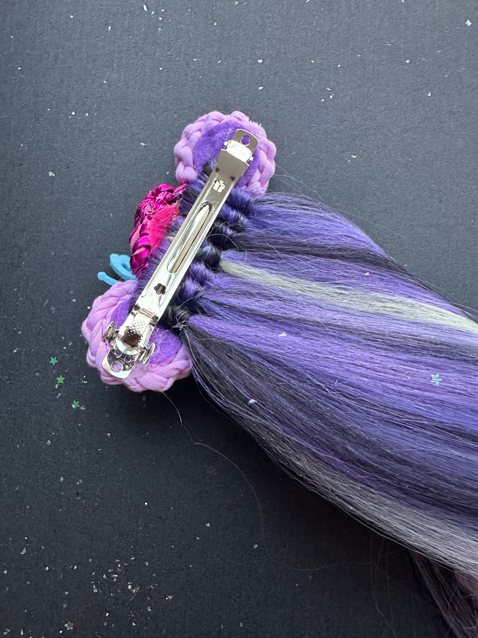 Plaukų segtukas su plaukais – stilingas spalvingas plaukų aksesuaras