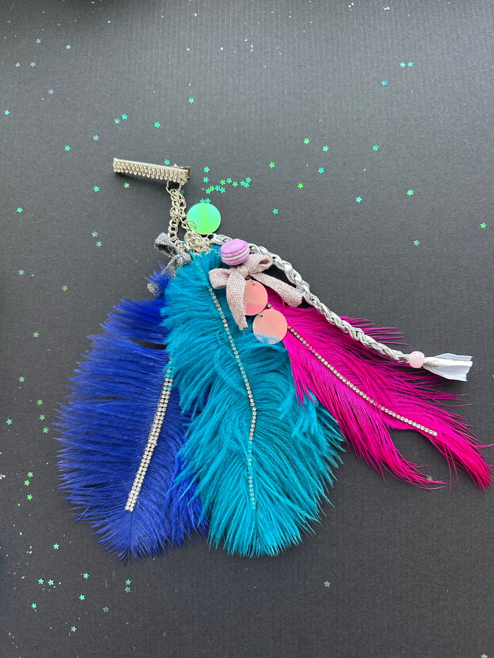 rankų darbo plaukų segtukas su plunksnomis