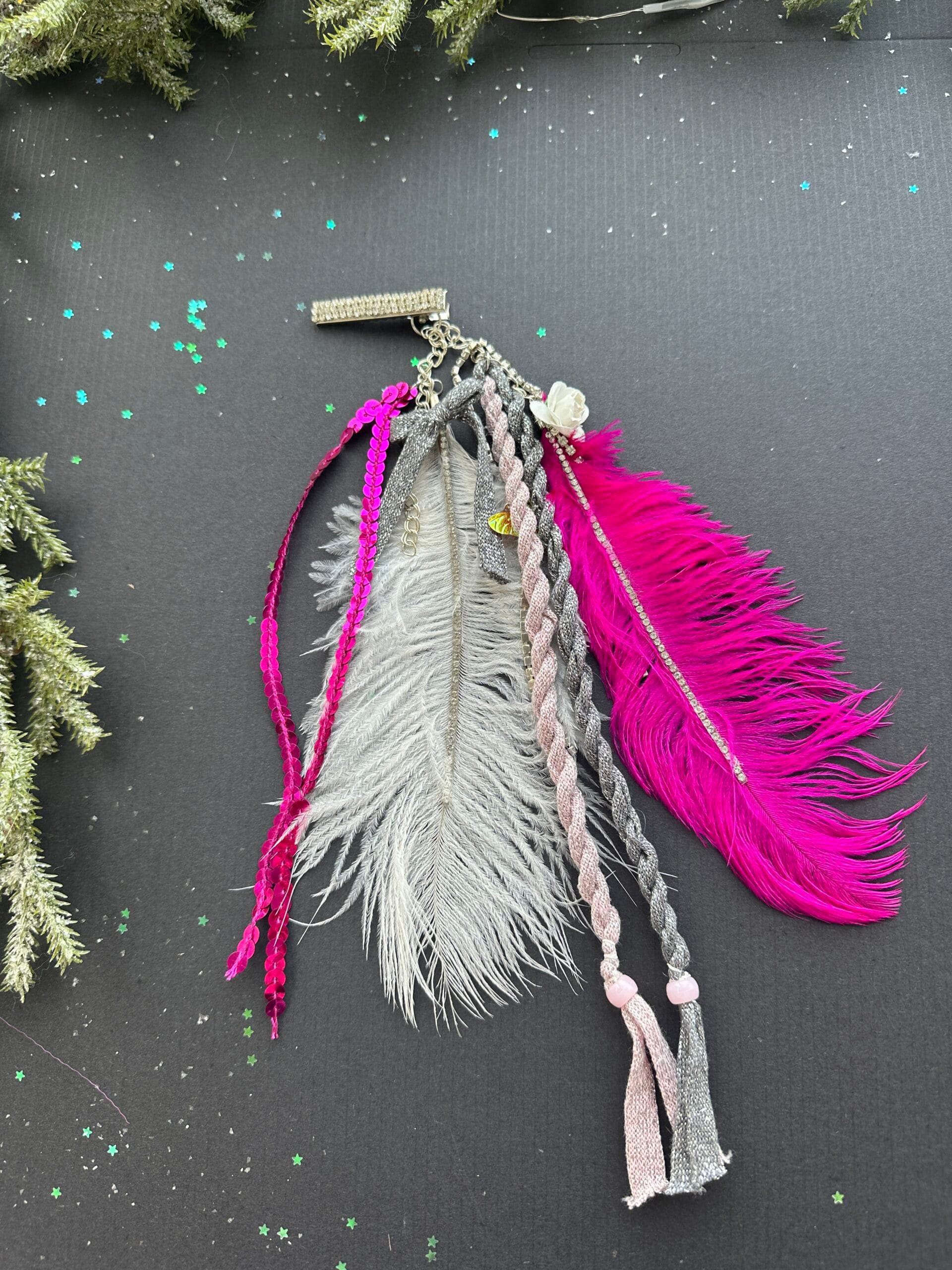 plaukų segtukas su plunksnomis švelnumas