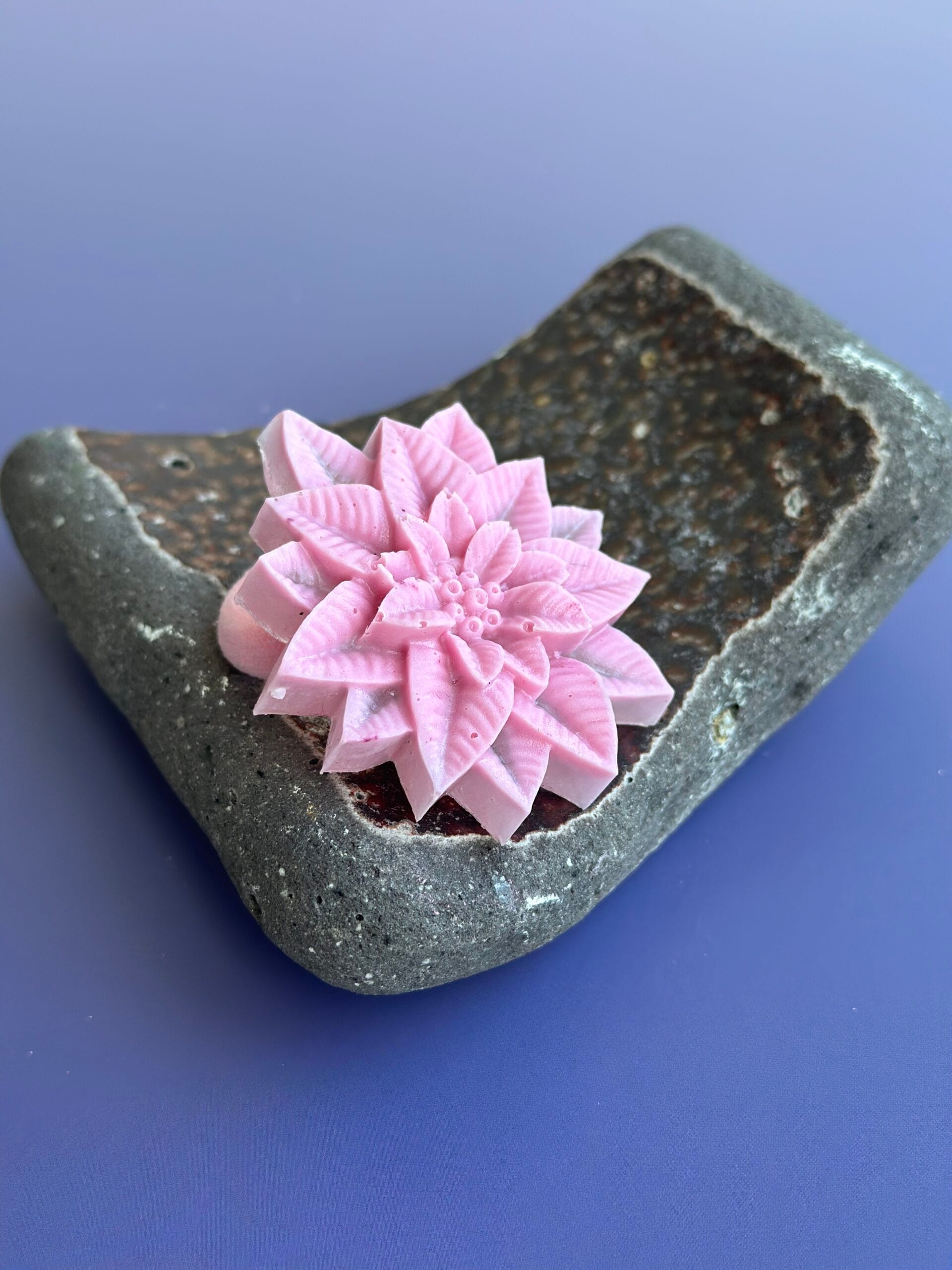 Rankų darbo plaukų gumytė su gėlyte – švelni ir elegantiška - Image 2