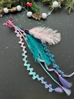 plaukų aksesuaras su kasytėmis ir plunksnomis