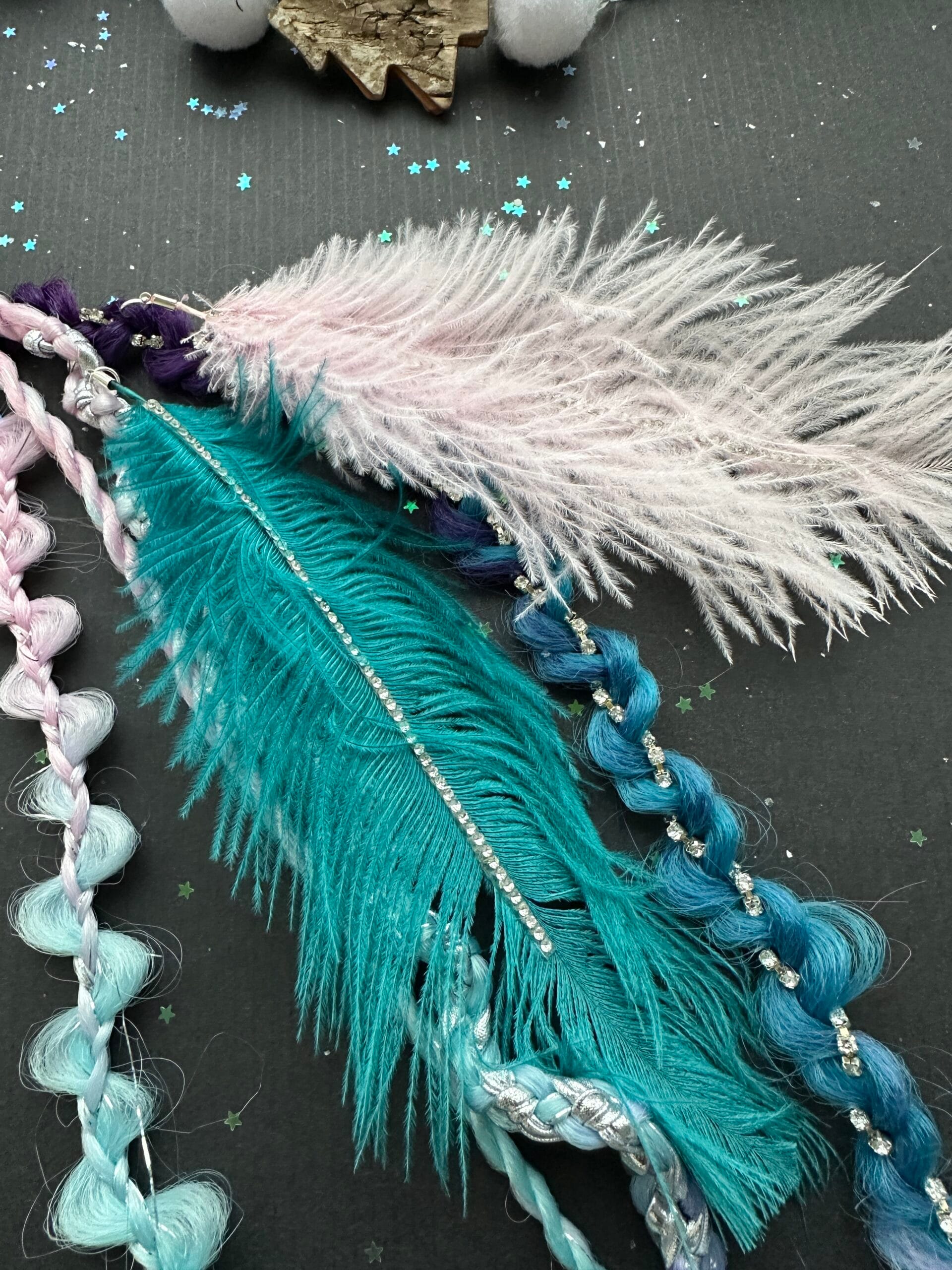 Plaukų aksesuaras su kasytėmis ir plunksnomis – spalvingas akcentas stilingoms mergaitėms - Image 2