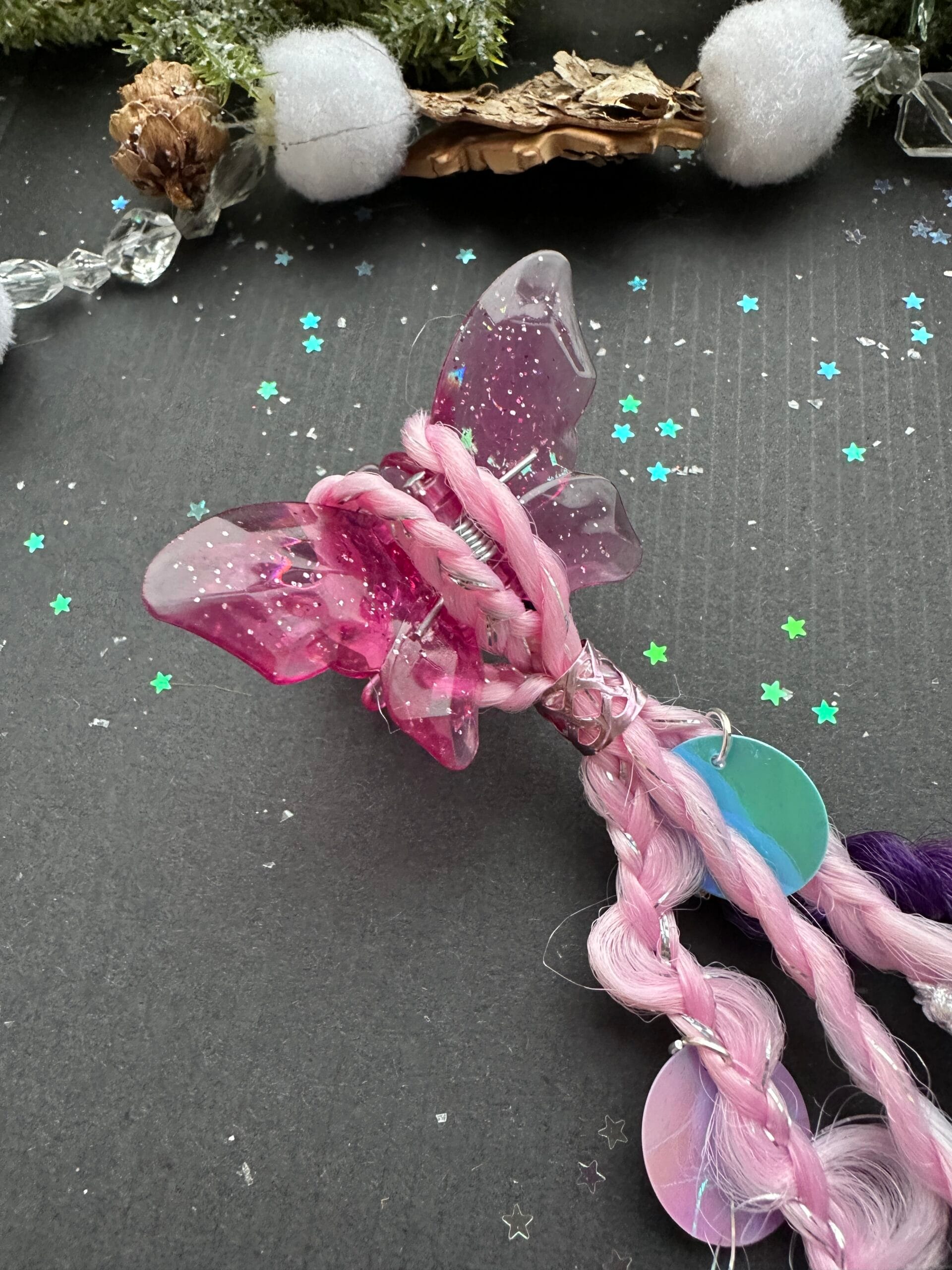 Plaukų aksesuaras su kasytėmis ir plunksnomis – spalvingas akcentas stilingoms mergaitėms - Image 3