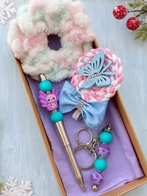 Rankų darbo rinkinys mergaitėms – plaukų aksesuarai, rašiklis ir pakabukas