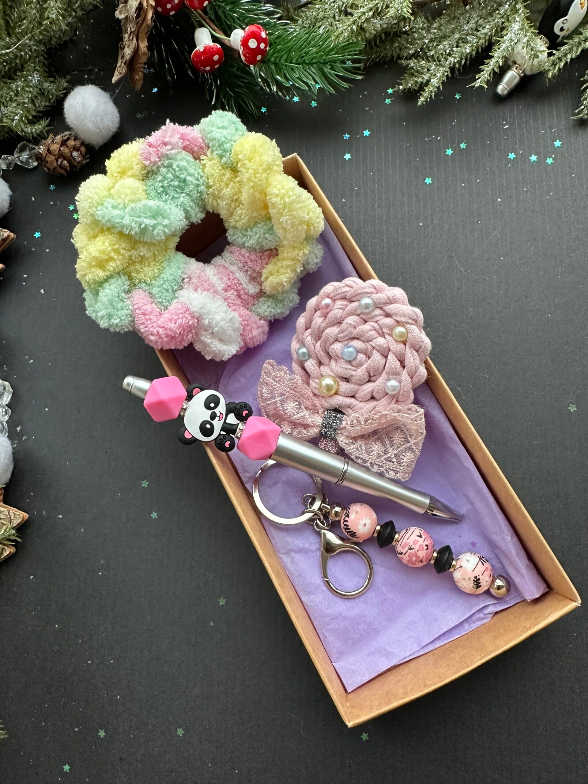 Rankų darbo rinkinys mergaitėms Panda– plaukų aksesuaras, rašiklis ir pakabukas - Image 2