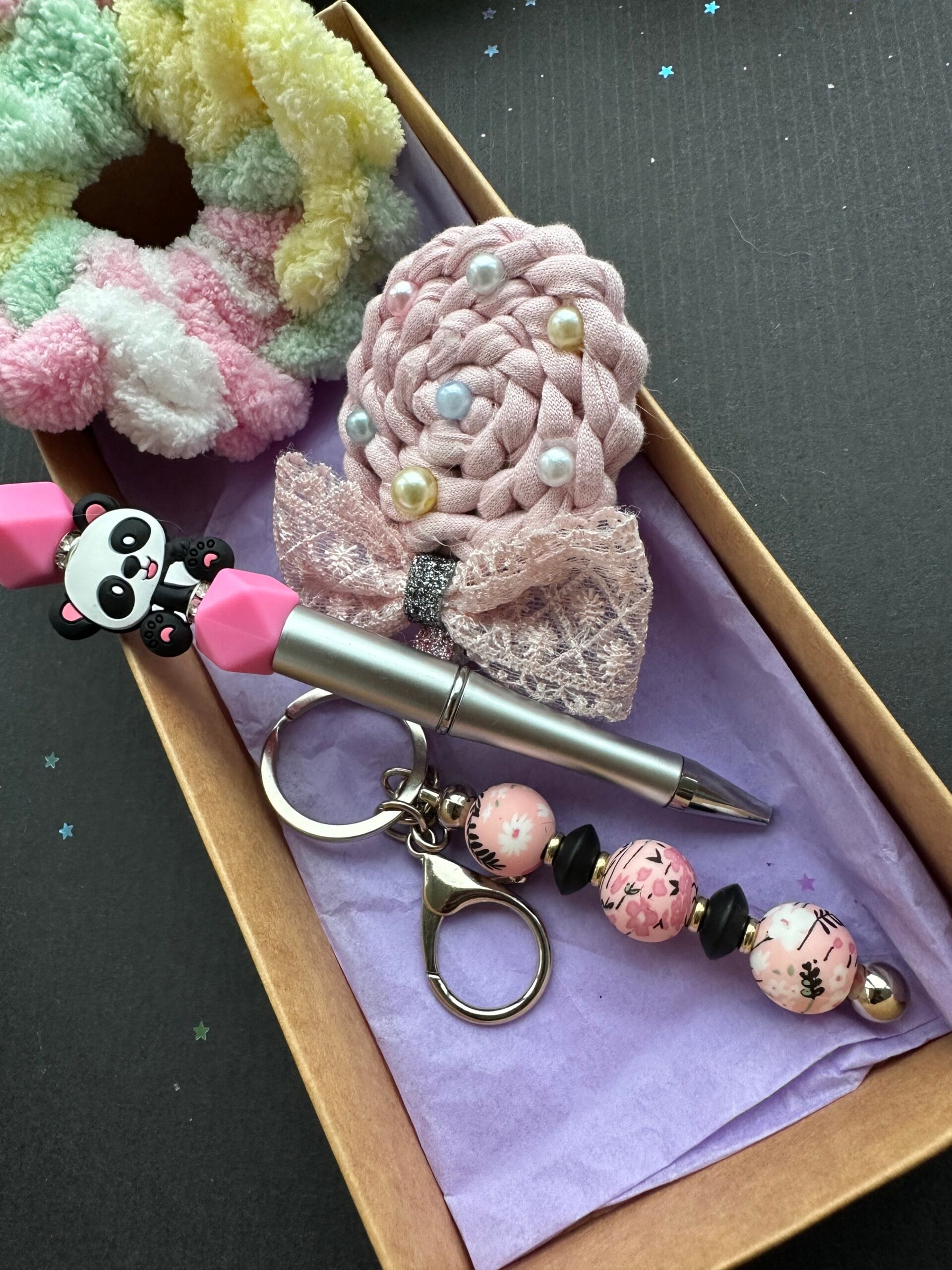 Rankų darbo rinkinys mergaitėms Panda– plaukų aksesuaras, rašiklis ir pakabukas - Image 3