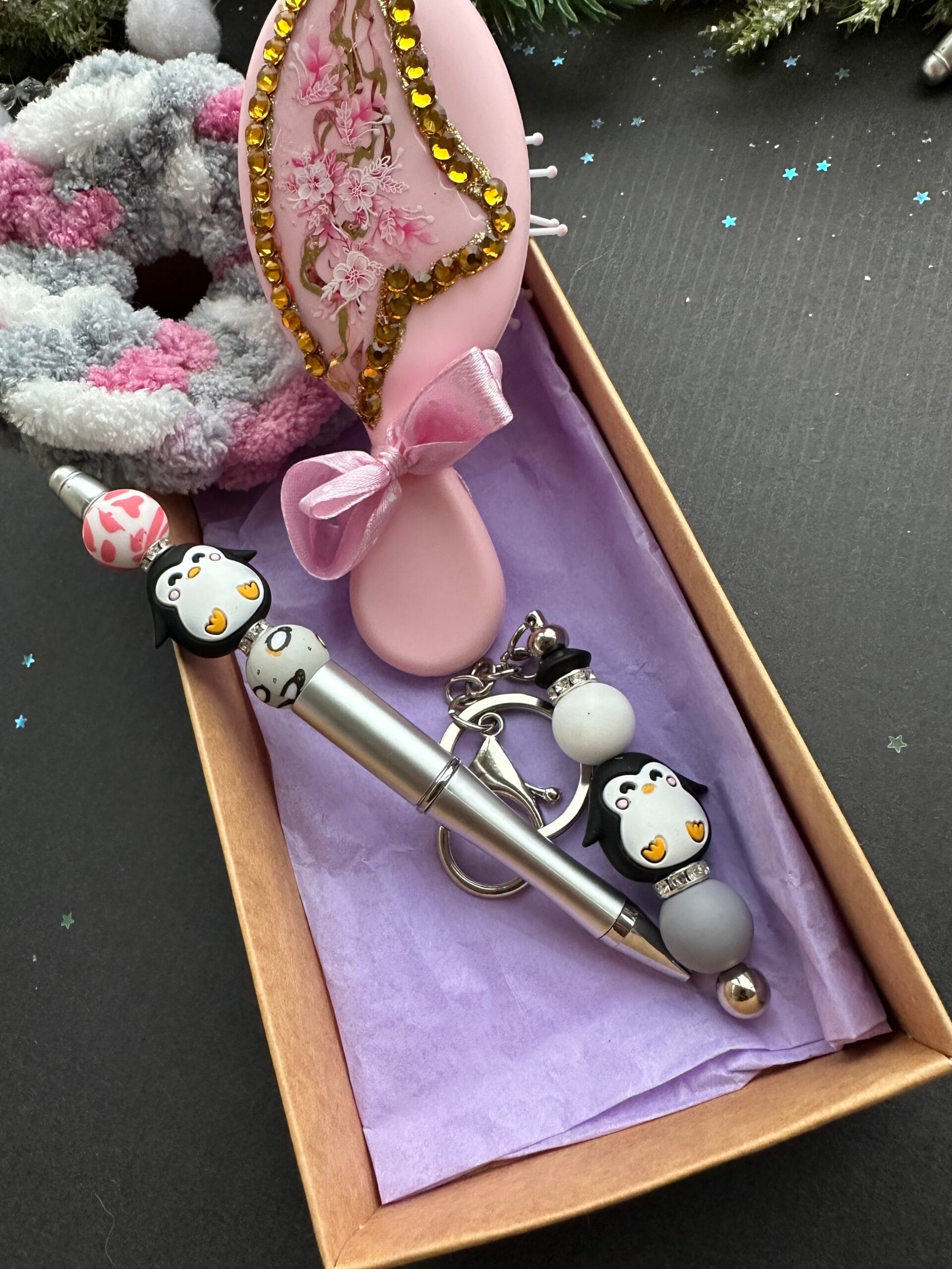 Rankų darbo rinkinys mergaitėms Pingvinas– plaukų gumytė, palukų šukos , rašiklis ir pakabukas - Image 2