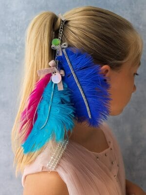 Rankų darbo plaukų segtukas su plunksnomis – šventinis aksesuaras