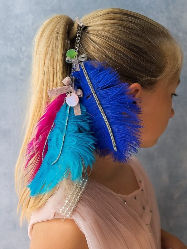 Rankų darbo plaukų segtukas su plunksnomis – šventinis aksesuaras