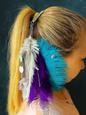 Plaukų segtukas su plunksnomis šventėms