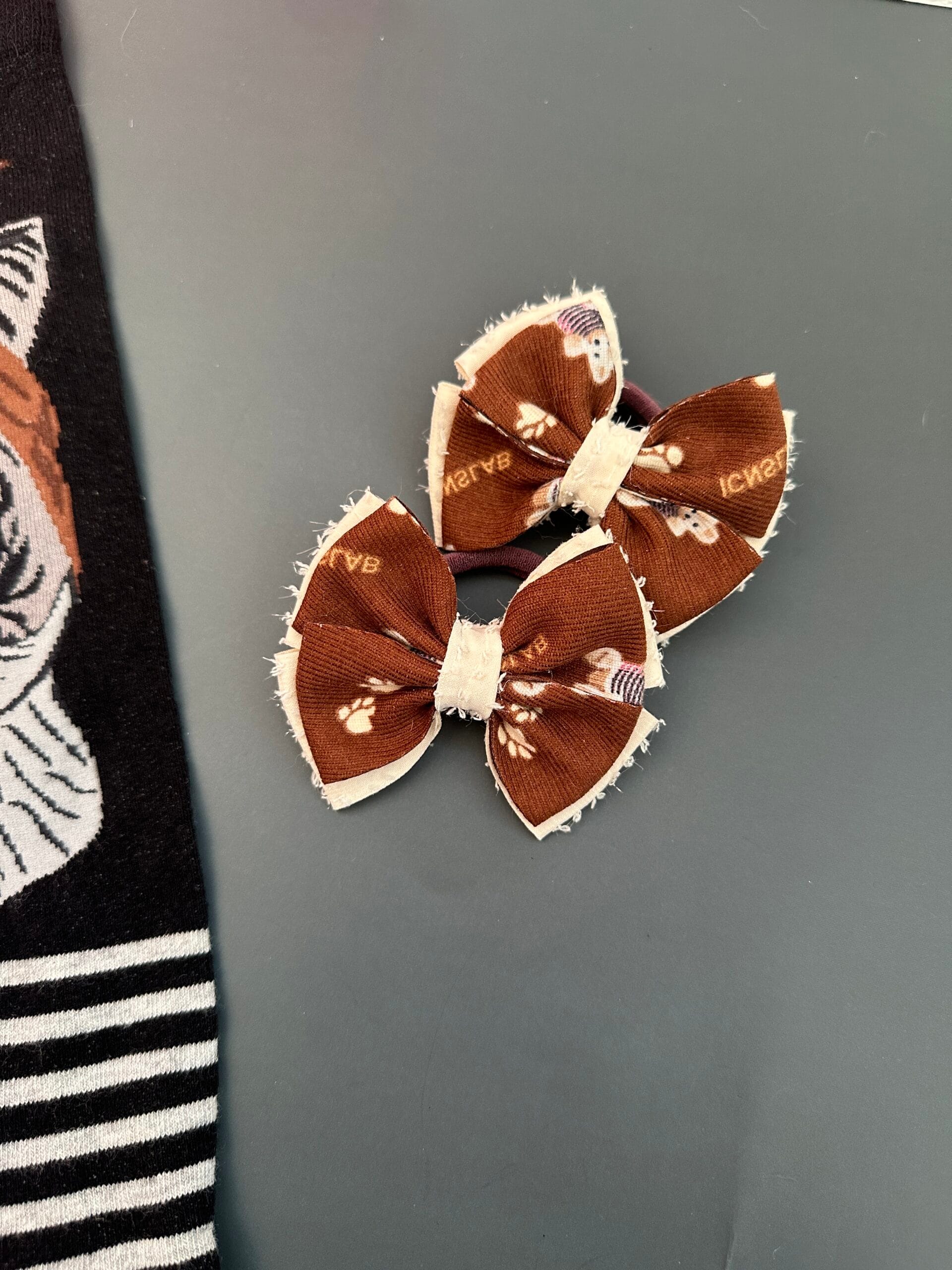 Vaikiškas dovanų rinkinys:  kojinės ir rankų darbo plaukų kaspinai - Image 2