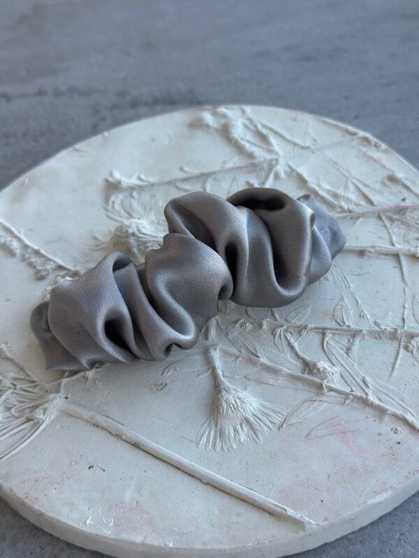 Šilkinis plaukų segtukas pilkas