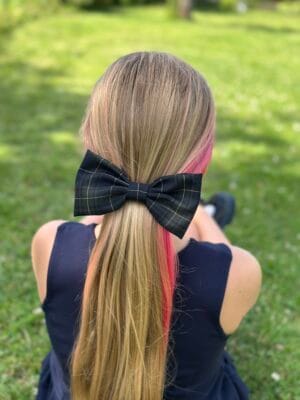 kapsinas plaukams mokyklai prie uniformos