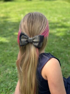 Kaspinas prie mokyklinės uniformos mergaitėms