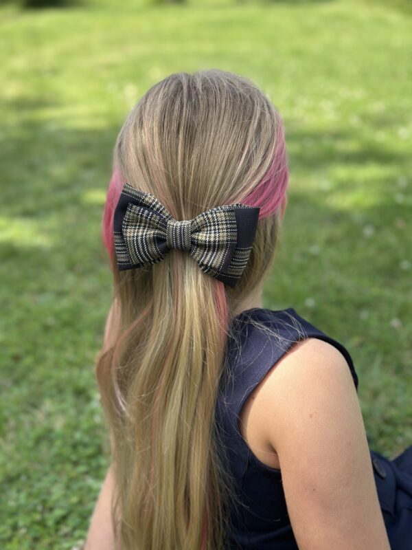 Kaspinas prie mokyklinės uniformos mergaitėms