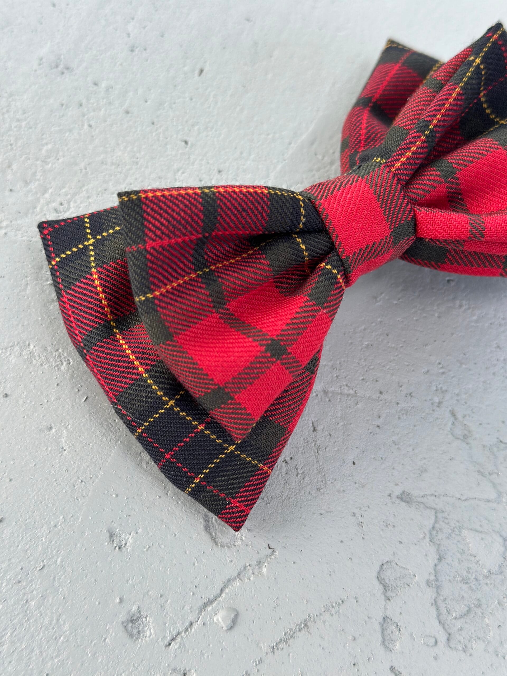 Raudonas languotas plaukų kaspinas – klasika kasdienai ir šventei - Image 2