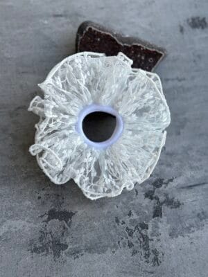 balta plaukų gumytė