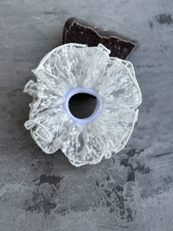 balta plaukų gumytė