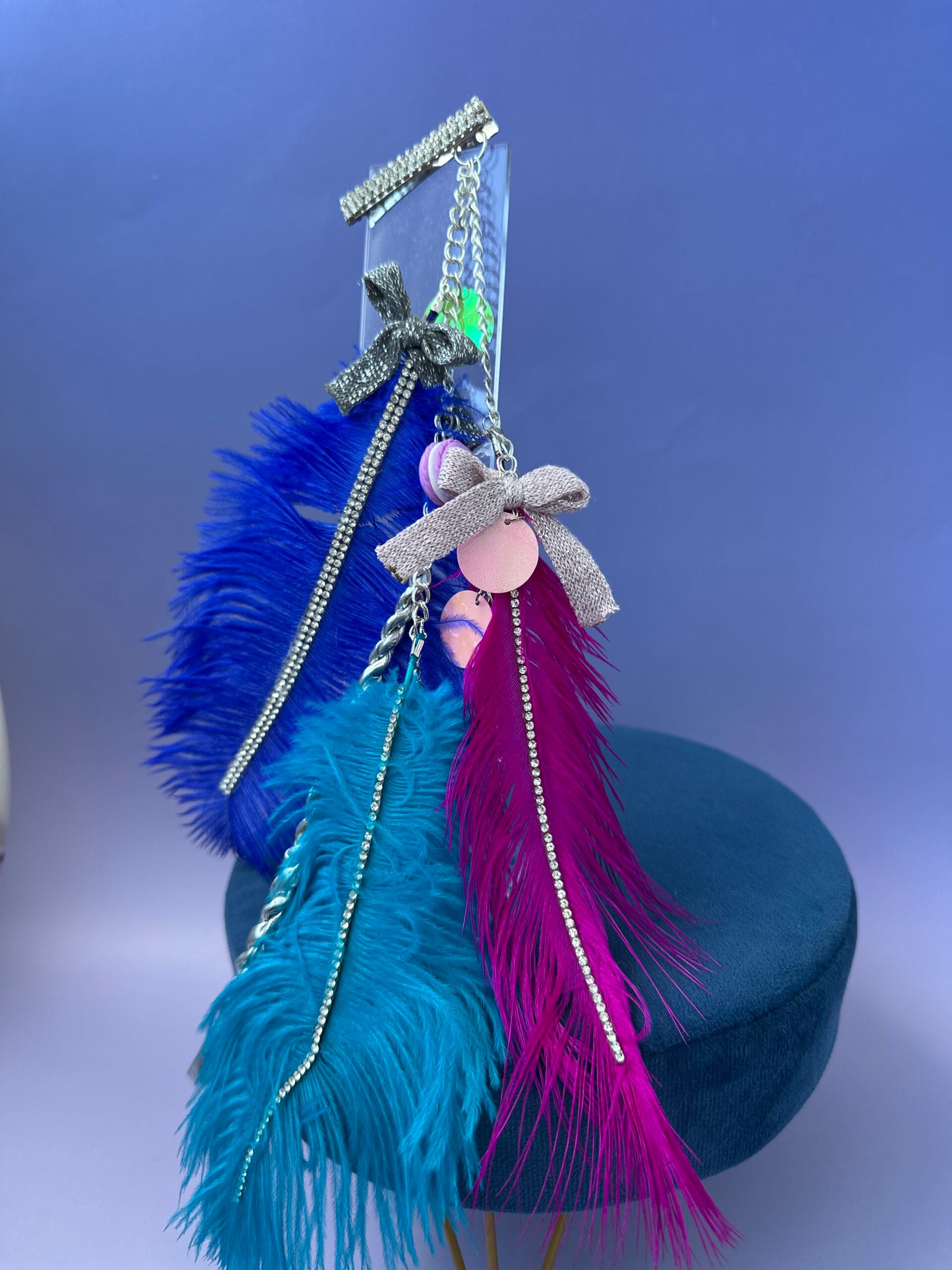 Rankų darbo plaukų segtukas su plunksnomis – išskirtinis aksesuaras šventėms - Image 2