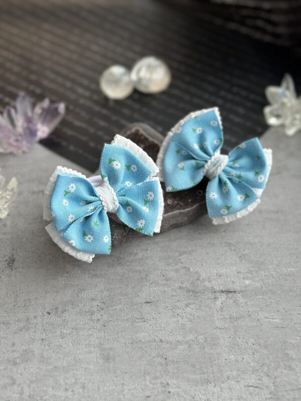 žydros plaukų gumytės su gėlytėmis