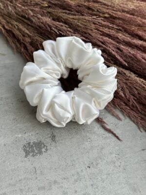 šilkinės gumelės plaukams