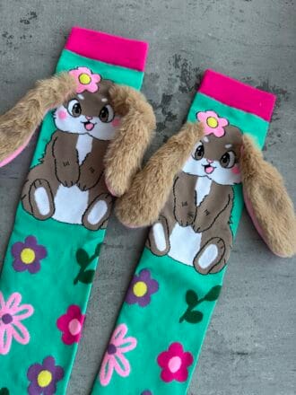 Vaikiškos kojinės su zuikio ausytėmis pievoje